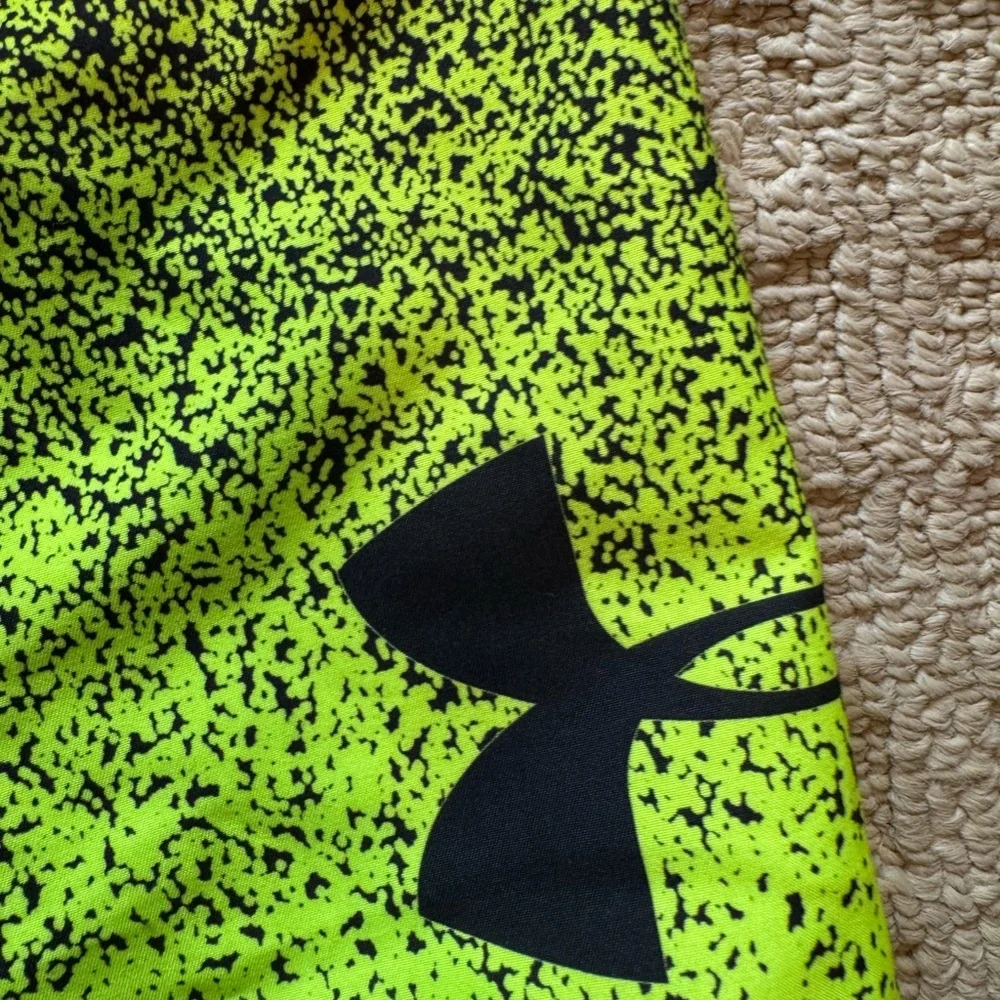 NWT - Under Armour Boy’s Black and Yellow Swim Trunks size M